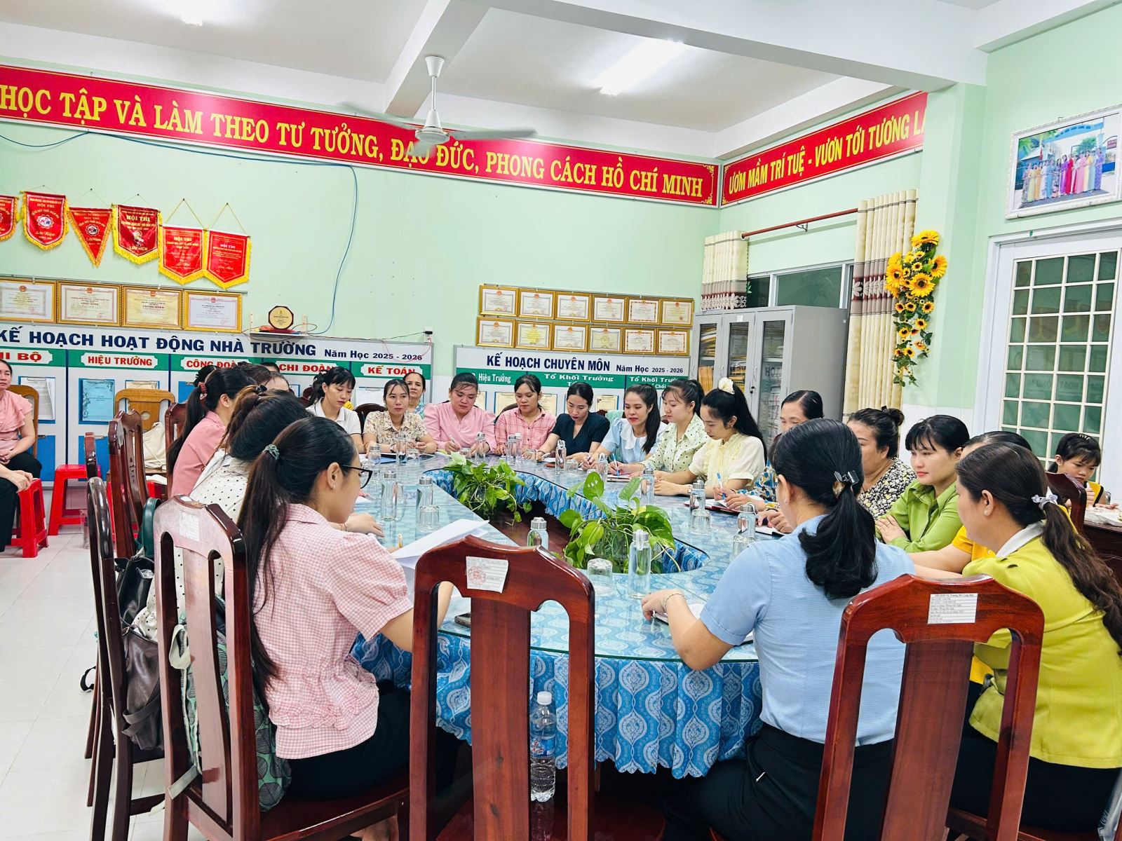 TRƯỜNG MẪU GIÁO LONG HẬU TỔ CHỨC HỌP CHUYÊN MÔN THÁNG 9, KẾT HỢP TỔ CHỨC TẬP HUẤN CHUYÊN MÔN VÀ NGHIÊN CỨU BÀI HỌC