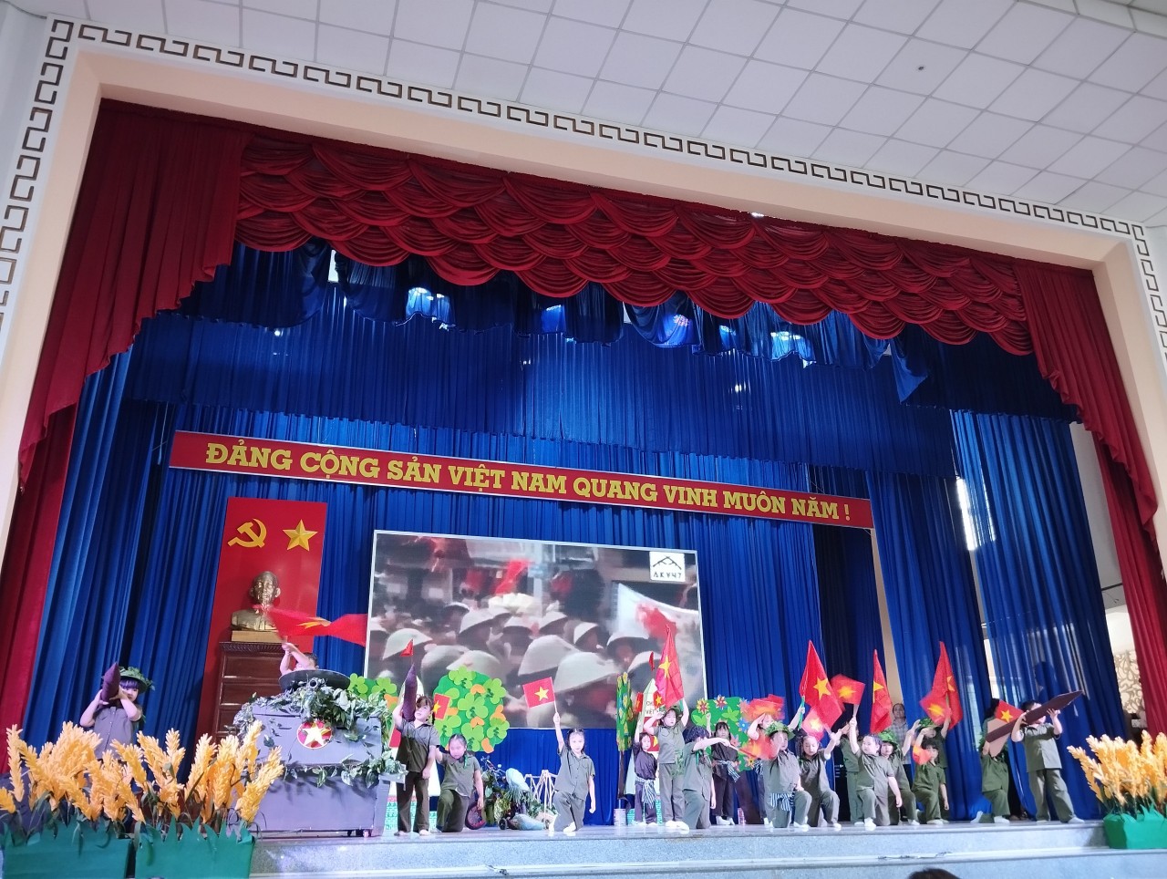 Trường MG Long Hậu tham gia Hội thi " Liên hoan tiếng hát MN cấp Huyện" với chủ đề " Bé yêu chú bộ đội"