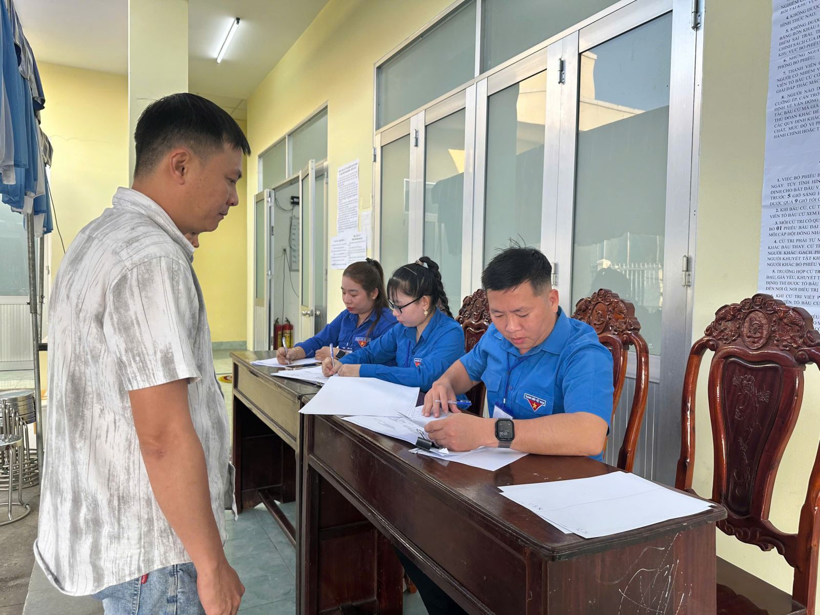 Đoàn viên thanh niên tích cực hỗ trợ bầu cử, thể hiện vai trò xung kích, trách nhiệm công dân thông qua việc trang trí các khu vực bỏ phiếu.