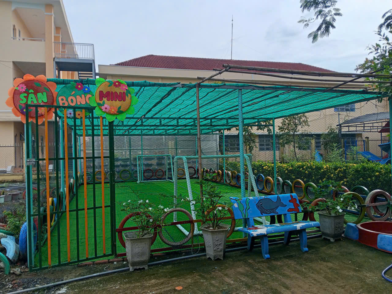 Sân bóng mini của trường.