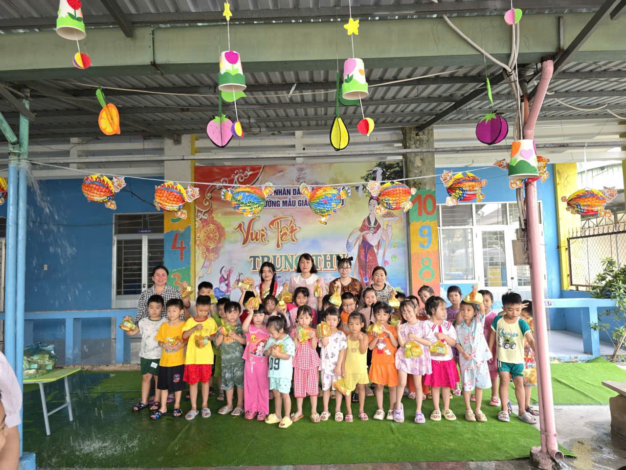 Trường Mẫu giáo Long Hậu tổ chức trung thu cho bé.