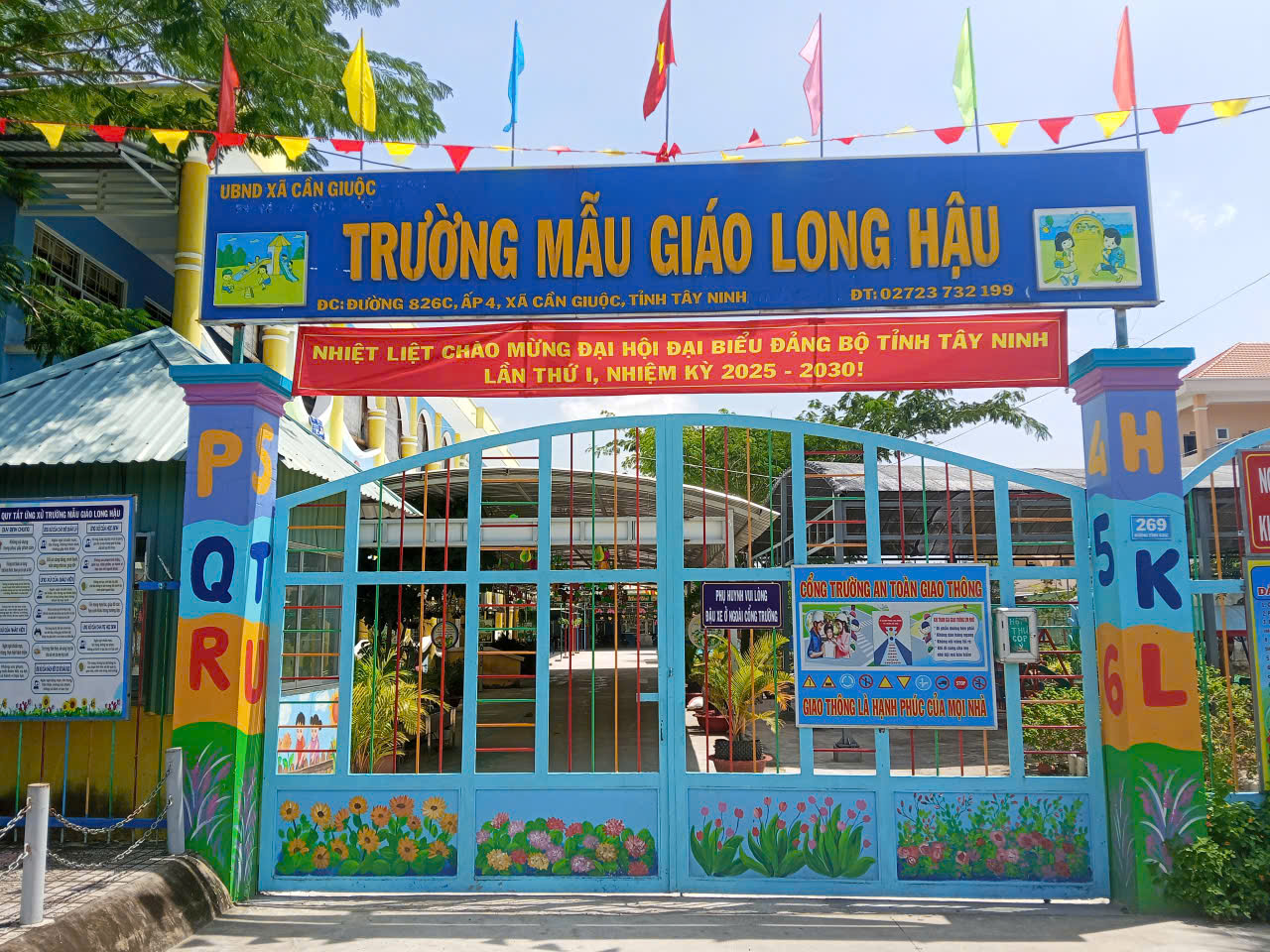 Để thực hiện tốt công tác tuyển sinh năm học 2023-2024, trường Mẫu giáo Long Hậu phân công giáo viên hướng dẫn phụ huynh đăng kí tuyển sinh trực tuyến.