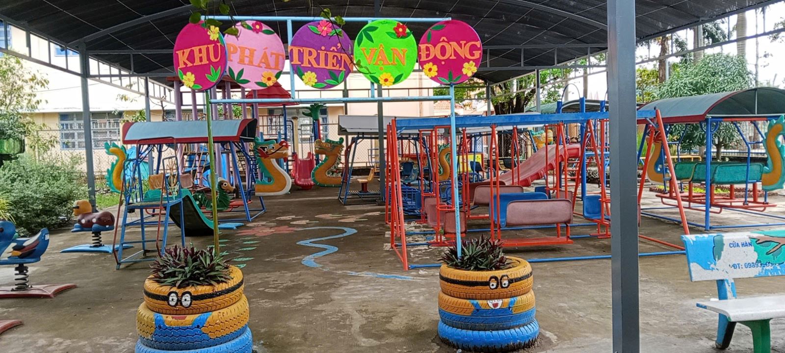 Đồ chơi ngoài trời được sắp xếp ở khu vực thuận tiện cho hoạt động chơi của trẻ.