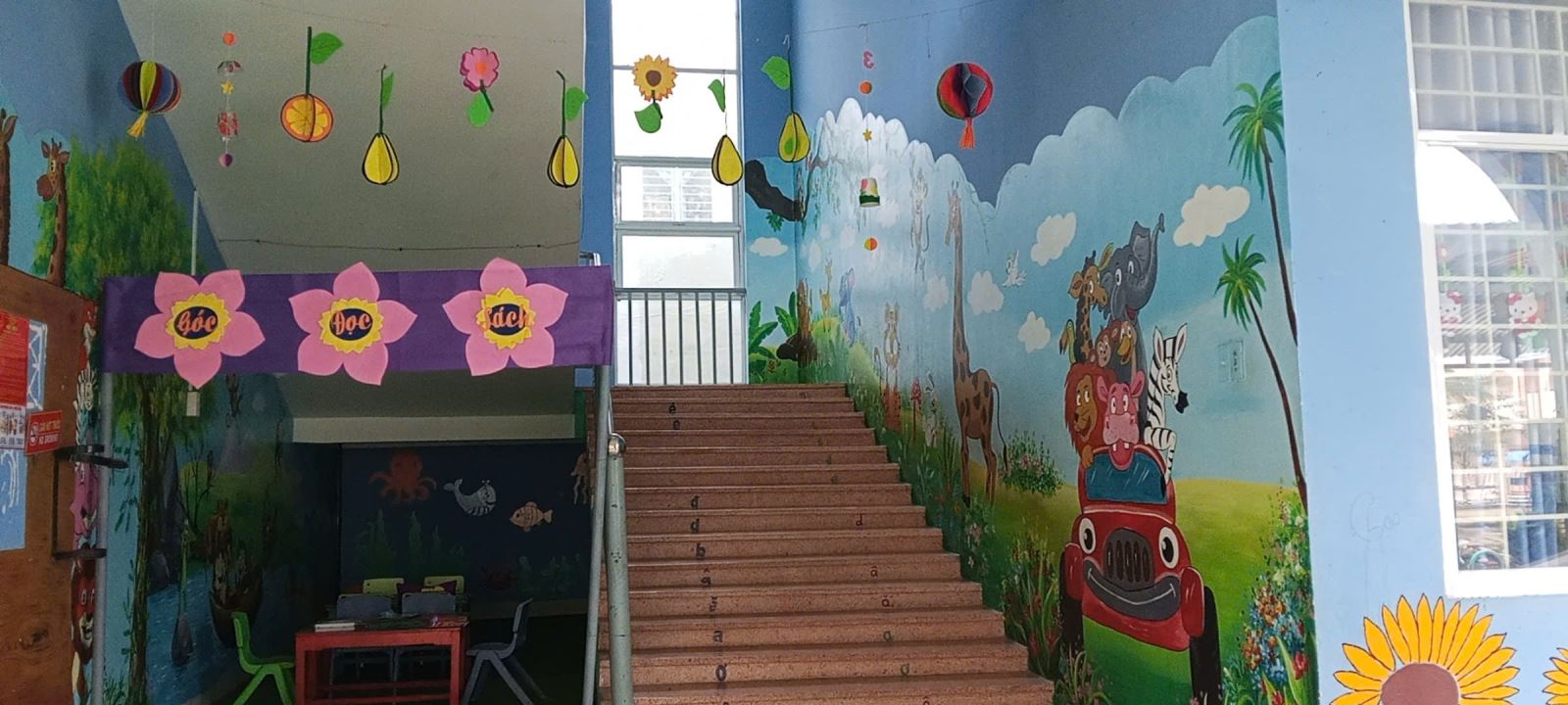 Hành lang, cầu thang của trường được trang trí sinh động.