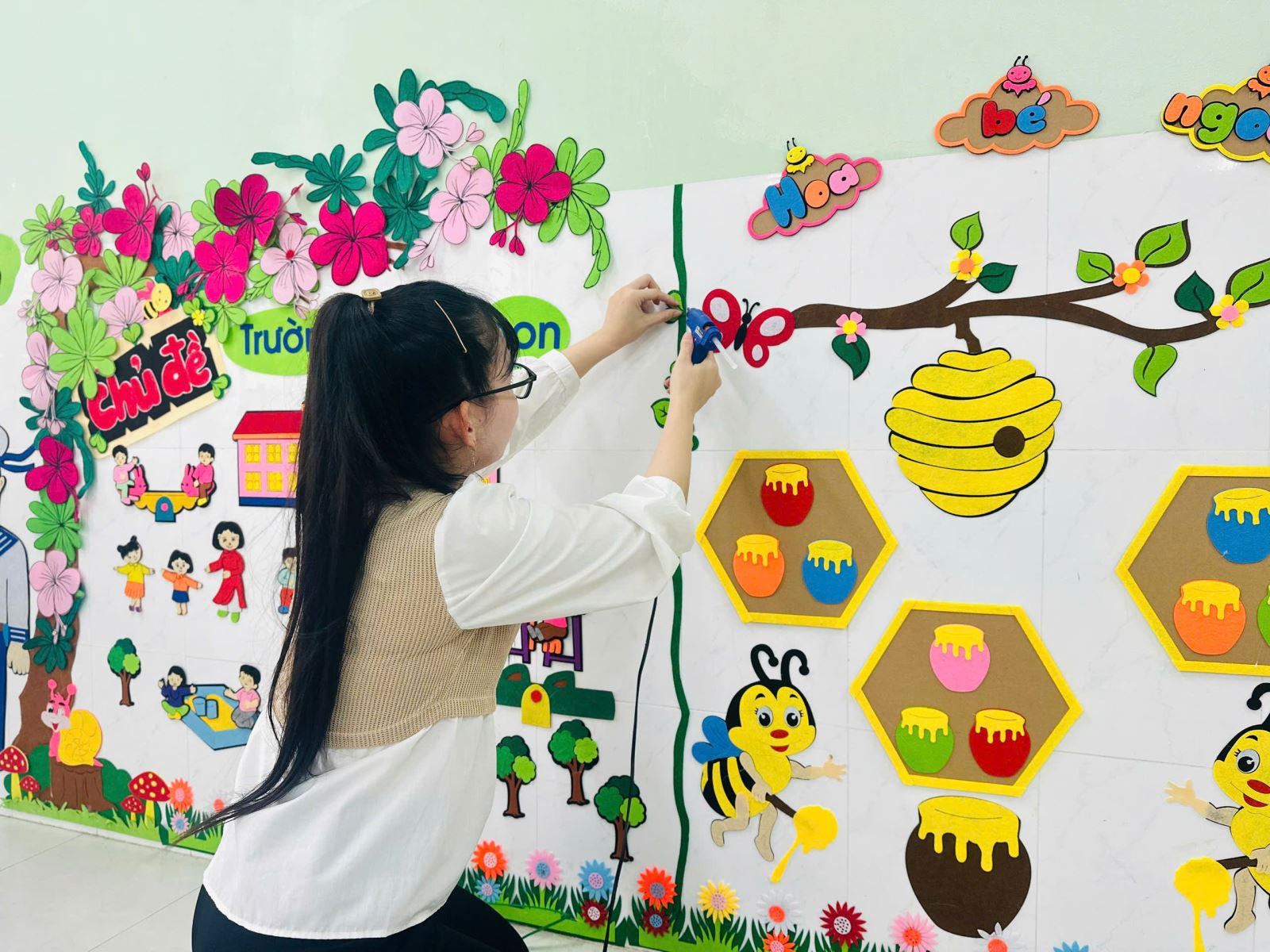 Tập thể trường Mẫu giáo Long Hậu tích cực chuẩn bị công tác vệ sinh môi trường, trang trí lớp để chuẩn bị cho năm học 2025-2026