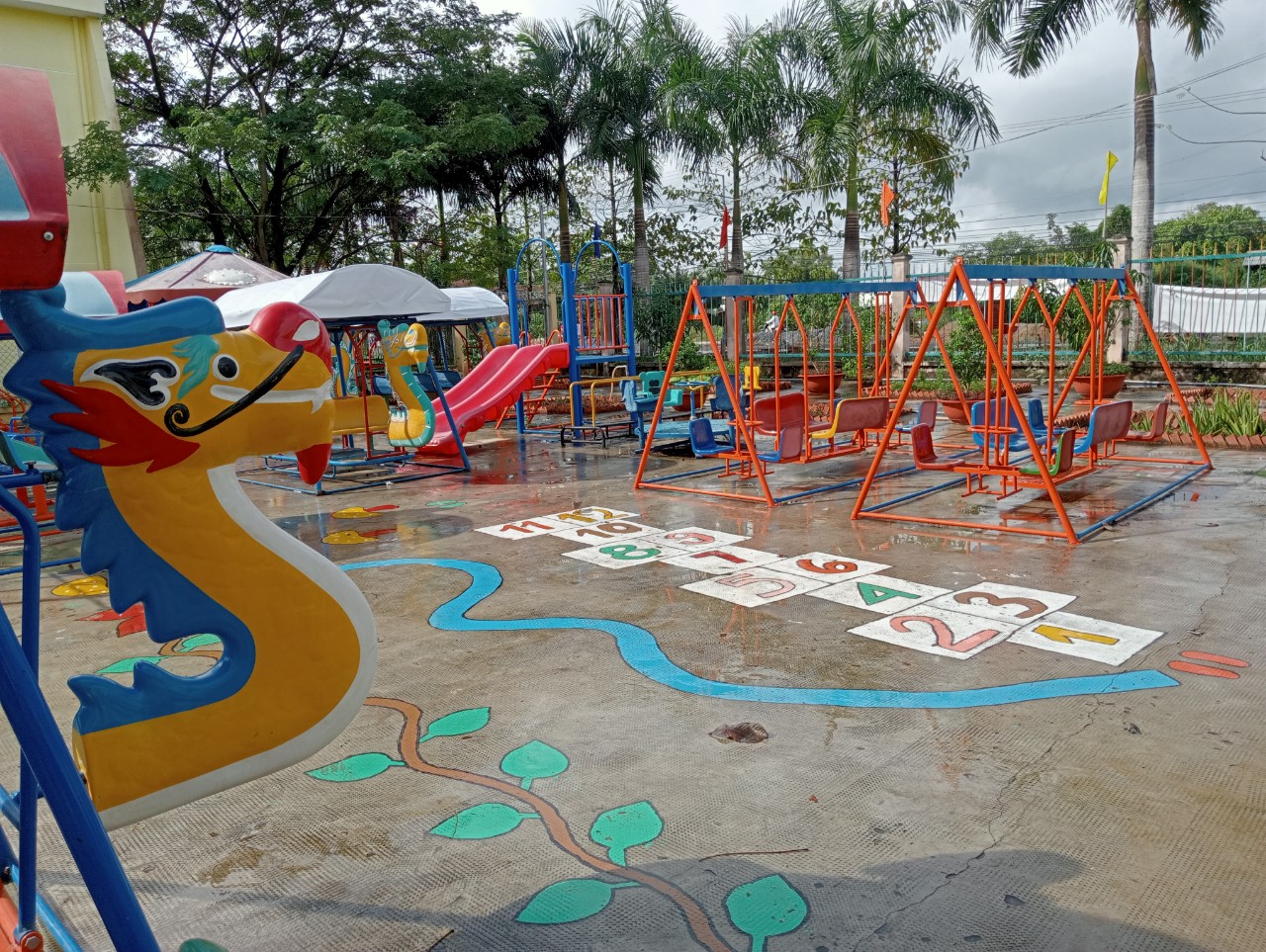 Đồ chơi ngoài trời được sắp xếp ở khu vực thuận tiện cho hoạt động chơi của trẻ.