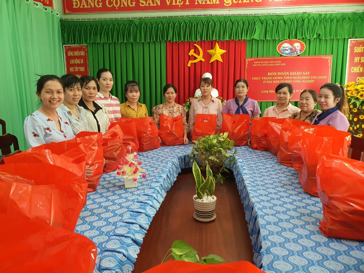  BGH trường MG Long Hậu phối hợp với Công đoàn nhà trường tổ chức tặng quà cho đoàn viên công đoàn nhân dịp Tết Nguyên đán Giáp Thìn năm 2024.