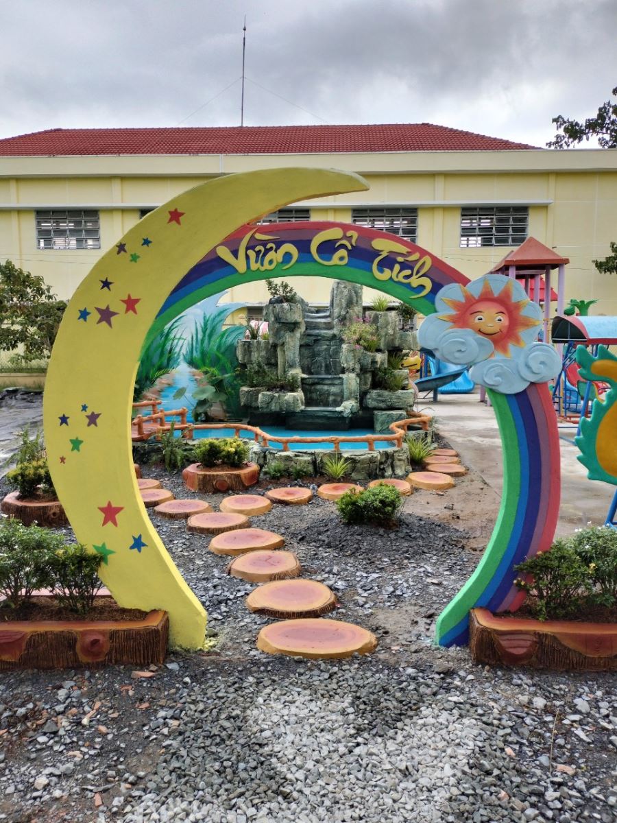 Vườn cổ tích của trường giúp các bé có thêm môi trường mới lạ để phát triển.
